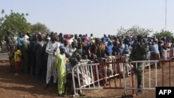 Des personnes déplacées en raison de violences djihadistes assistent à une réunion du président du Niger, le 2 juin 2022 dans la ville de Makalondi, au milieu des "trois frontières" (Niger-Mali- Burkina).