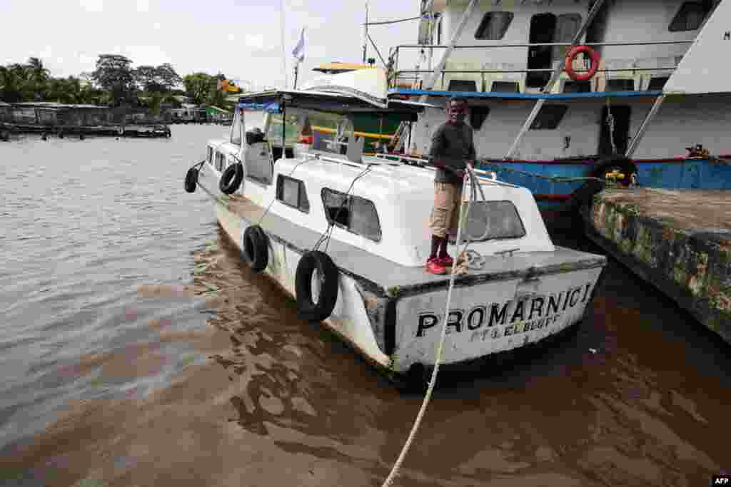 Un pescador coloca su bote en un lugar seguro antes de la tormenta.