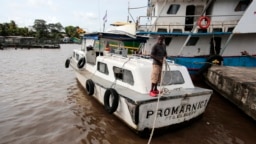 Un pescador coloca su bote en un lugar seguro antes de la llegada de la tormenta tropical Bonnie a Bluefields, Nicaragua, el 30 de junio de 2022.
