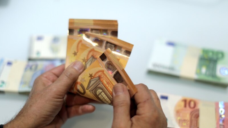 ¿Qué significa la caída del euro por debajo del dólar? ¿Caerá más?