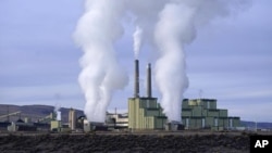 Một nhà máy điện than ở Craig, bang Colorado. Sản xuất điện bằng than đá được cho là phát thải nhiều carbon