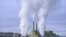 ARCHIVO - Vapor sale de una central eléctrica a carbón el 18 de noviembre de 2021 en Craig, Colorado, EEUU.