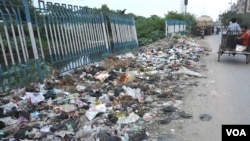 A road in Kolkata, awash with single-use plastic litter. People use single-use plastics and then often dump them by the side of roads. (Shaikh Azizur Rahman/VOA)