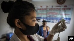 ARCHIVO - Una enfermera prepara una dosis de vacuna contra el COVID-19 en un centro de vacunación privado en Gauhati, India, el 10 de abril de 2022. (AP Foto/Anupam Nath, Archivo)