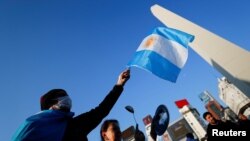 Manifestantes protestan contra la administración del presidente argentino Alberto Fernández, el día de la Independencia, en Buenos Aires, el 9 de julio de 2022.