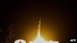 Gambar selebaran yang dirilis oleh NASA ini menunjukkan sebuah roket, membawa teknologi yang disamakan dengan teleskop "mini Hubble", lepas landas dari Arnhem Space Center di Australia, 26 Juni 2022. (NASA / AFP)