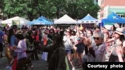 WNI dan warga lokal AS dangdutan di pusat kota Pittsburgh (dok: Facebook / Indonesians in Pittsburgh)