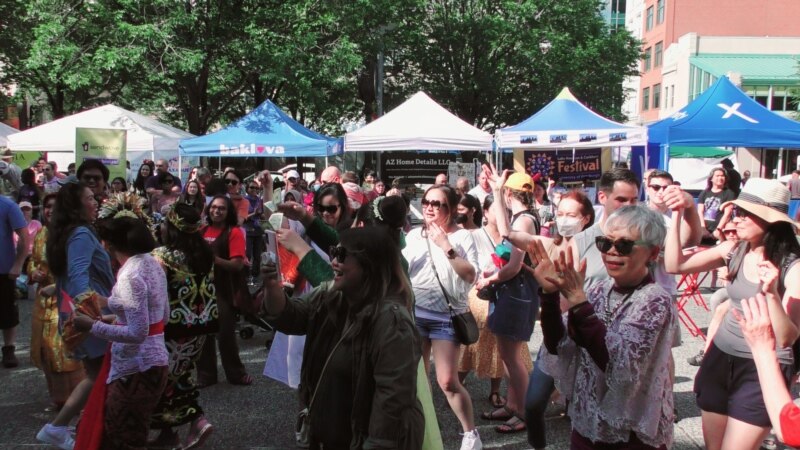 Warga Lokal AS Dangdutan dan Menikmati Cendol di Pusat Kota Pittsburgh 