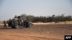 Un détachement d'éléments des forces spéciales anti-jihadistes "Almahaou" (Tourbillon) patrouille le 6 novembre 2021 dans la région de Tillabéri (ouest du Niger), théâtre d'actions meurtrières de présumés jihadistes. (Photo BOUREIMA HAMA / AFP)