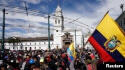 Los manifestantes marchan por la Plaza de Santo Domingo para exigir al presidente Guillermo Lasso que aborde los aumentos de precios del combustible, los alimentos y otros, lo que ha provocado 10 días de manifestaciones en todo el país, en Quito, Ecuador, el 22 de junio de 2022.