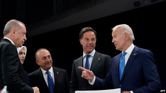 El presidente estadounidense, Joe Biden (derecha), habla con el primer ministro de Holanda, Mark Rutte (segundo desde la derecha), el presidente turco, Recep Tayyip Erdogan (izquierda) y el ministro de Relaciones Exteriores, Mevlut Çavusoglu (tercero desde la izquierda) en la cumbre de la OTAN en Madrid, el 29 de junio de 2022.