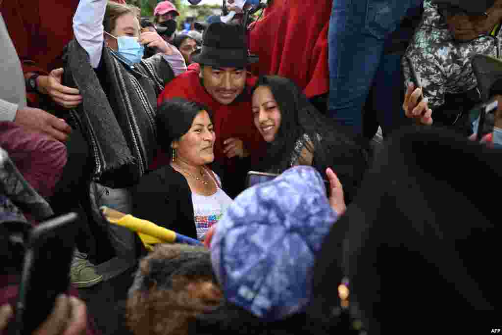 El presidente de la Confederación de Nacionalidades Indígenas de Ecuador (Conaie), Leonidas Iza (C), posa con simpatizantes a su llegada a la Casa de la Cultura.&nbsp;