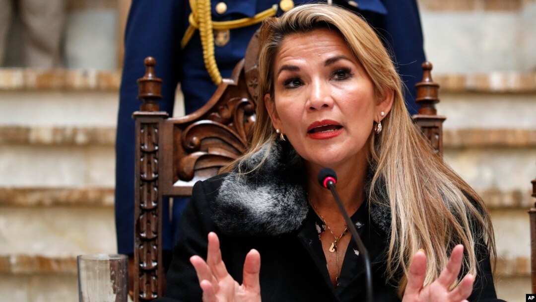 La entonces presidenta interina de Bolivia, Jeanine Añez, habla durante una conferencia de prensa en La Paz, Bolivia, el 15 de noviembre de 2019.