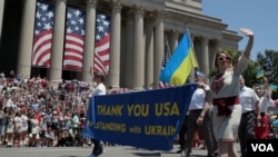 Українці на параді у Вашингтоні 4 липня 2023 року.