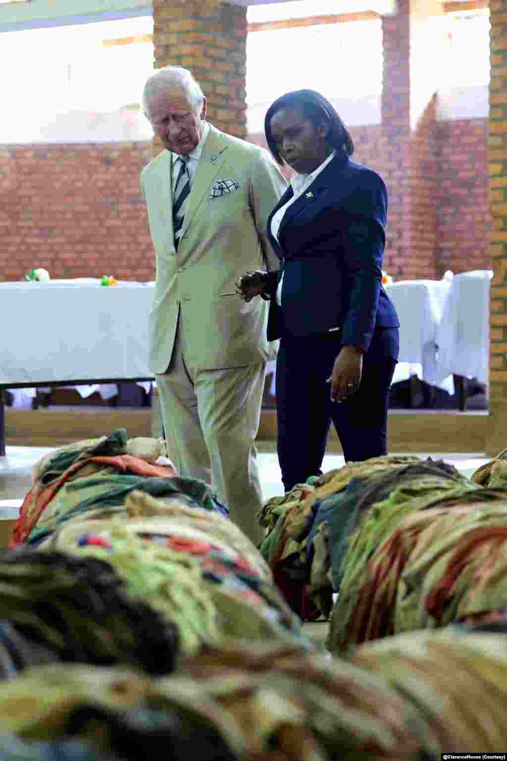 Igikomangoma c&#39;Ubwongereza Charles agendera ahari urwibutso rw&#39;abazize Jenoside yakorewe Abatutsi i Nyamata.