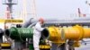 Архівне фото: інспектор перевіряє нафтовий танкер в Китаї, травень 2022 року (Photo by AFP) 
