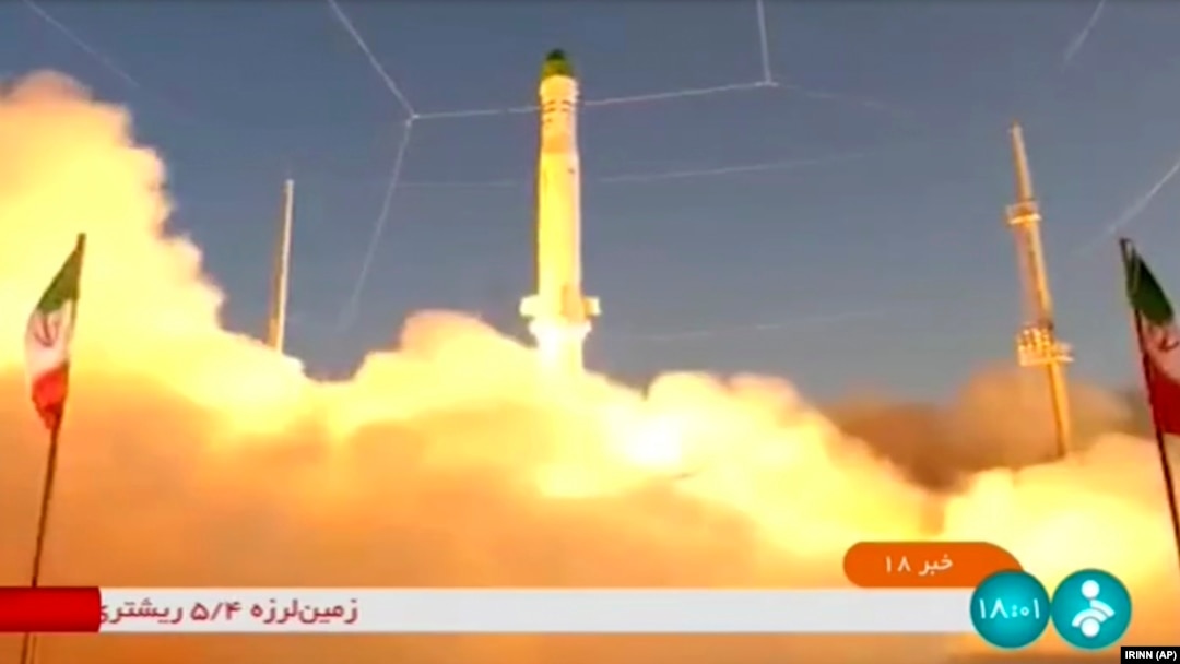 ARHIVA - Lansiranje iranske rakete koja nosi satelit, zvane Zuljanah, tokom lansiranja sa nepoznate lokacije u Iranu.