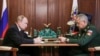  블라디미르 푸틴(왼쪽) 러시아 대통령이 4일 모스크바에서 세르게이 쇼이구 국방장관에게 우크라이나 전쟁 관련 지시를 내리고 있다.