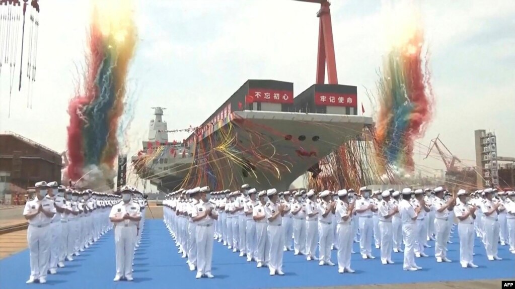 中国海军第三艘航母“福建号”2022年6月17日在上海江南造船厂正式下水。照片来源：中国中央电视台（CCTV)发布的视频报道截图。(photo:VOA)