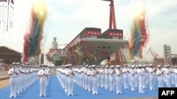 17일 중국 상하이 인근 장난 조선소에서 항공모함 '푸젠'함 진수식이 진행되고 있다. (관영 CCTV 화면 캡쳐)