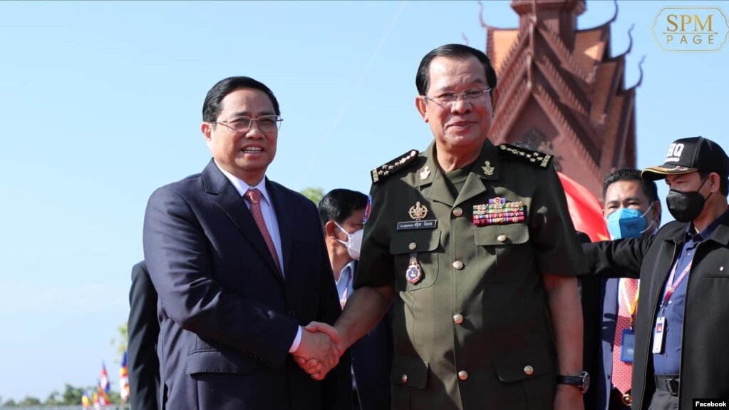 លោក​នាយករដ្ឋមន្ត្រី ហ៊ុន សែន ចាប់​ដៃ​ជាមួយ​​លោក​ Pham Minh Chin នាយករដ្ឋមន្ត្រី​​វៀតណាម​នៅ​ក្នុង​ពិធី​ប្រារព្ធ​ខួប​លើក​ទី​៤៥​ឆ្នាំ​នៃ​«ដំណើរ​ឆ្ពោះ​ទៅ​រក​ការ​តស៊ូ​រំដោះ​ជាតិ»​​ពី​​របប​ ប៉ុល ពត» នៅ​​ខេត្ត​ត្បូង​ឃ្មុំ​ ​ថ្ងៃ​ទី​២០ ខែ​មិថុនា ឆ្នាំ២០២២។ (Facebook/Cambodian PM Hun Sen)