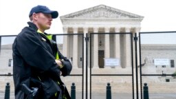 Seorang petugas keamanan siaga di depan gedung Mahkamah Agung AS di Washington, DC (foto: dok). 