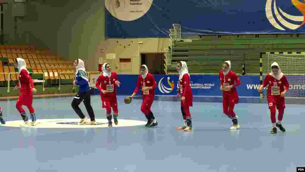 تمرینات دختران هندبالیست ایران در مسابقات جهانی اسلوونی