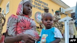 Hauwa Joseph, ici avec son bébé, a été retrouvée avec d'autres civils le 12 juin près de Bama après que les troupes ont attaqué un camp de Boko Haram.