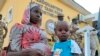 L'écolière enlevée de Chibok, Hauwa Joseph, assise avec son bébé à la caserne Maimalari à Maiduguri, dans le nord-est du Nigeria, le 21 juin 2022. (Photo by Audu MARTE / AFP)