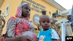 Hauwa Joseph, une écolière kidnappée de Chibok, est assise avec son bébé à Maimalari Barracks à Maiduguri, dans le nord-est du Nigeria, le 21 juin 2022.