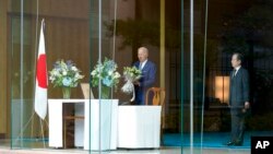 조 바이든 미국 대통령(왹쪽)이 8일 아베 신조 전 일본 총리의 빈소가 마련된 주미일본대사관저를 찾아 조문했다. 오른쪽은 도미타 코지 주미일본대사.