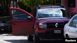 Se ven agujeros de bala en el parabrisas del automóvil del periodista Antonio de la Cruz, en la escena donde fue asesinado por asaltantes desconocidos mientras salía de su casa, en Ciudad Victoria, en el estado de Tamaulipas, México, 29 de junio de 2022.