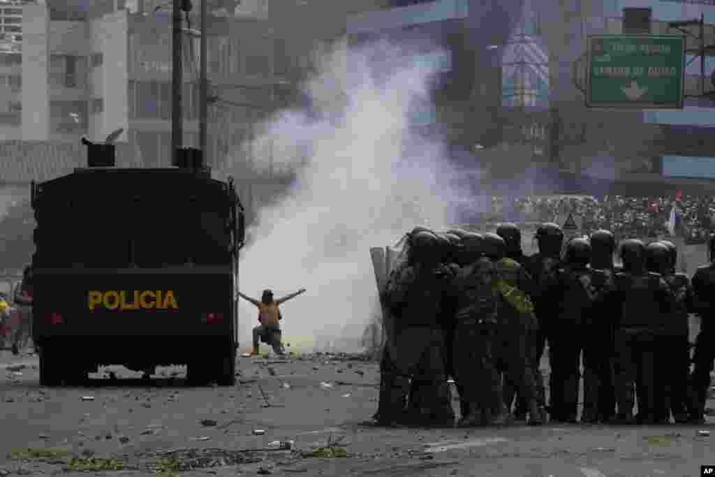 Protesters clash with police during demonstrations against the government of President Guillermo Lasso and rising fuel prices in Quito, Ecuador, June 21, 2022. 