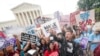 Manifestantes en contra del aborto celebran frente a la Corte Suprema de Estados Unidos, el viernes 24 de junio de 2022, en Washington. 