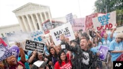 Manifestantes en contra del aborto celebran frente a la Corte Suprema de Estados Unidos, el viernes 24 de junio de 2022, en Washington. 