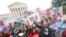 Manifestantes en contra del aborto celebran frente a la Corte Suprema de Estados Unidos, el viernes 24 de junio de 2022, en Washington. 