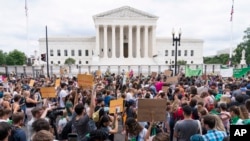 Des manifestants devant la Cour suprême à Washington, le 24 juin 2022.