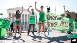 Ljudi demonstriratu ispred zgrade Vrhovnog suda u znak podrške pravu na abortus, 15. juna 2022, u Washingtonu.