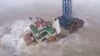 香港政府飞行服务队一架载有救险队员的直升机7月2日在距离香港南面186海里处的南中国海上试图营救一艘被台风“暹芭(Chaba)”吹毁正在沉没的工业支援船上的船员，目前只有3名船员获救，20多人失踪。-照片来自美联社