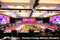 Menlu Retno Marsudi menyampaikan pidatonya pada Pertemuan Menlu G20 di Nusa Dua, Bali, 8 Juli 2022. (Foto: Kemlu Rusia via REUTERS)