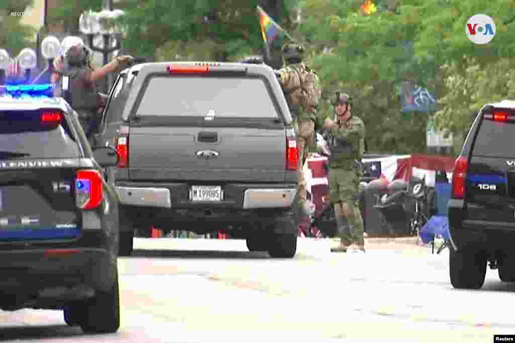 La policía se despliega después de que se produjeran disparos durante un desfile del 4 de Julio en Highland Park, un afluente suburbio de Chicago, Illinois.&nbsp;