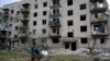 تصویری از یک ساختمان مسکونی پنج طبقه در شرق اوکراین که هدف حمله موشکی روسیه قرار گرفت. ١٠ ژوئیه ٢٠٢٢