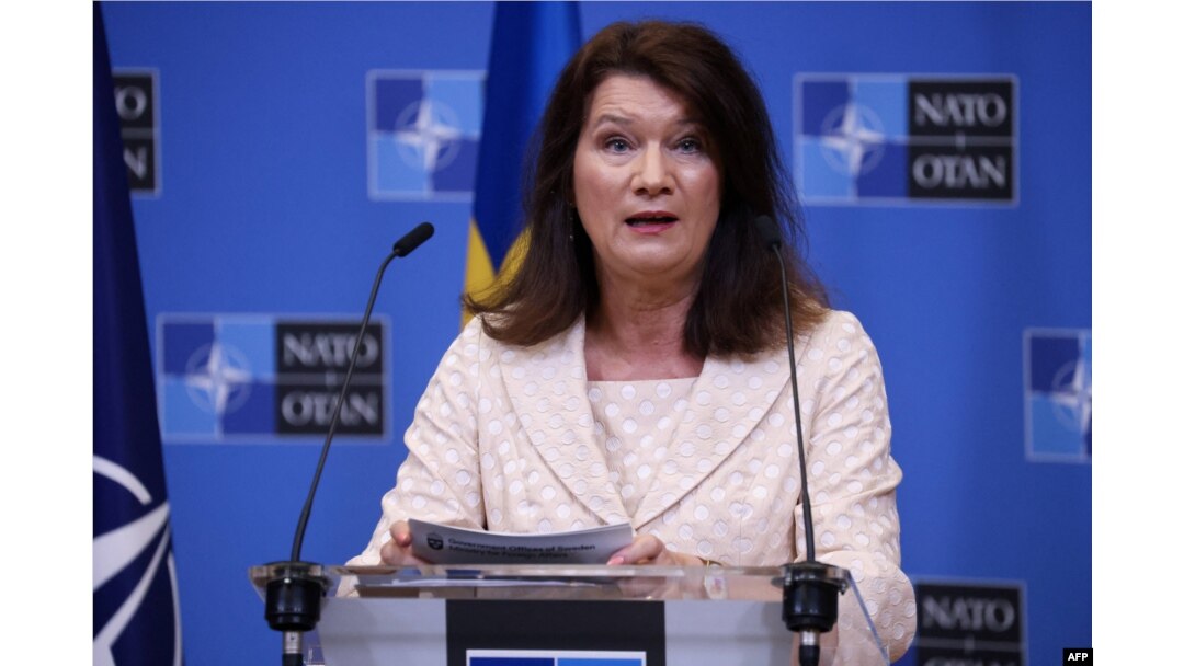 Menlu Swedia Ann Linde dalam konferensi pers di markas NATO di Brussels, 5 Juli 2022. (Kenzo TRIBOUILLARD / AFP)