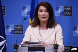 Menlu Swedia Ann Linde dalam konferensi pers di markas NATO di Brussels, 5 Juli 2022. (Kenzo TRIBOUILLARD / AFP)