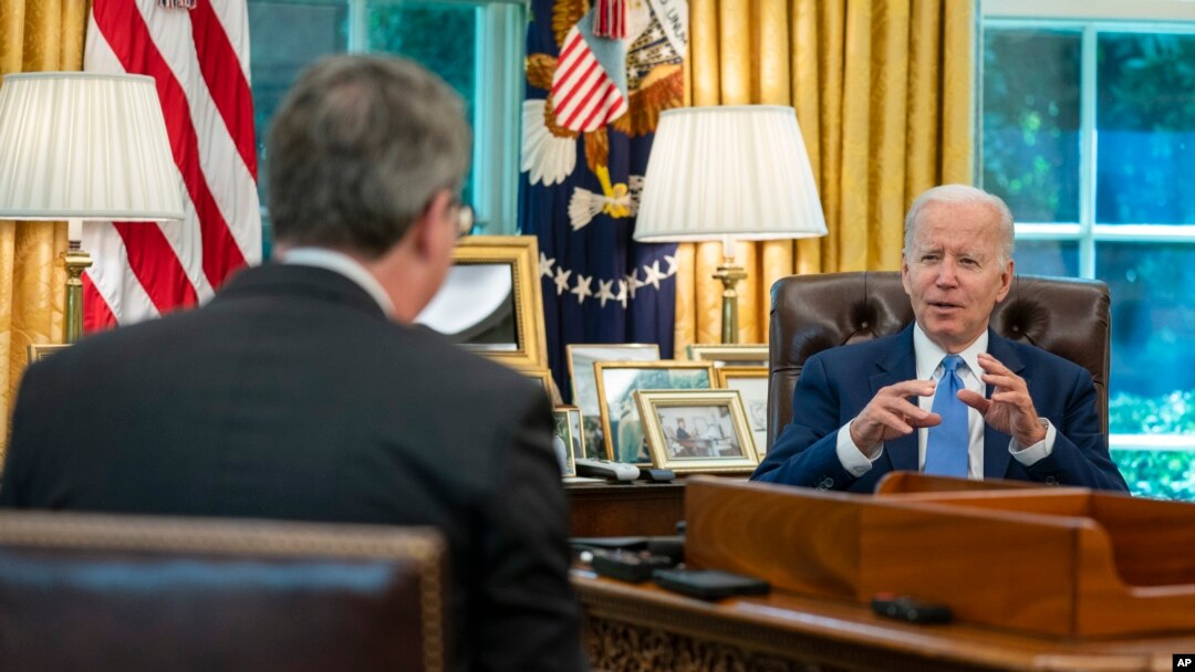 Presiden AS Joe Biden berbicara dalam wawancara dengan Associated Press di Gedung Putih, Washington, pada 16 Juni 2022. (Foto: AP/Evan Vucci)