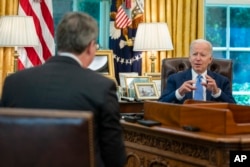 조 바이든(오른쪽) 미국 대통령이 16일 백악관 집무실에서 AP통신과 인터뷰하고 있다.