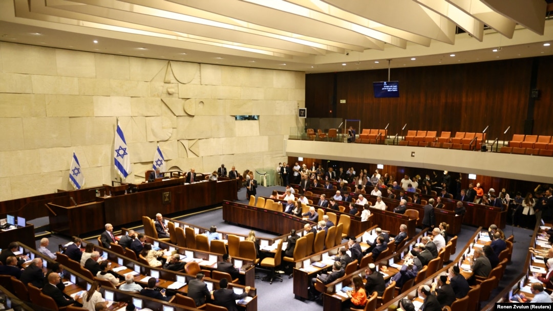 Parlemen Israel, Knesset, saat pembacaan awal RUU pembubaran parlemen, di Yerusalem, 22 Juni 2022. (Foto: REUTERS/Ronen Zvulun)