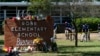 Penyidik mencari bukti di luar Robb Elementary School di Uvalde, Texas, 25 Mei 2022, setelah seorang pria bersenjata berusia 18 tahun menewaskan 19 siswa dan dua guru. (Foto: AP)
