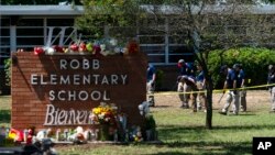 Penyidik mencari bukti di luar Robb Elementary School di Uvalde, Texas, 25 Mei 2022, setelah seorang pria bersenjata berusia 18 tahun menewaskan 19 siswa dan dua guru. (Foto: AP)