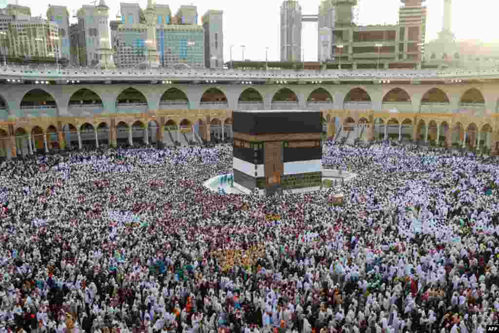 Muslim worshipers gather before the Kaaba at the Grand Mosque in Saudi Arabia&#39;s holy city of Mecca, Saudi Arabia, July 2, 2022.